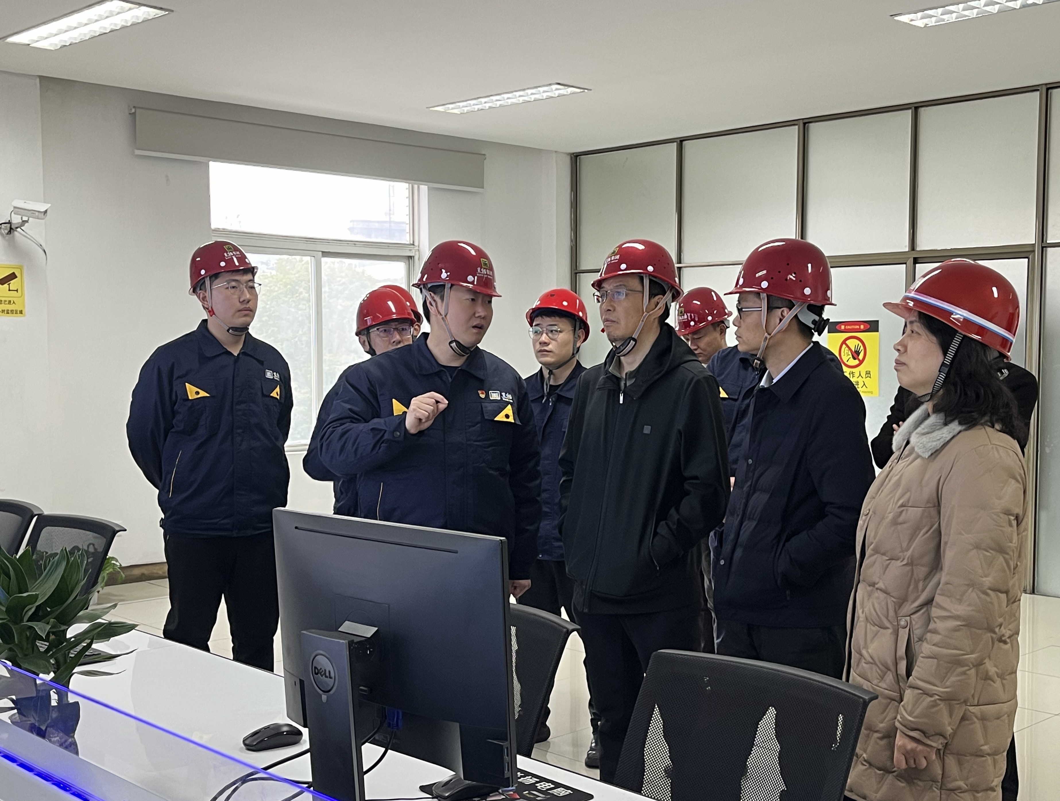 圖1 炭黑5、6號生產(chǎn)線調(diào)控室（集團(tuán)總部 彭佳敏攝）.jpg